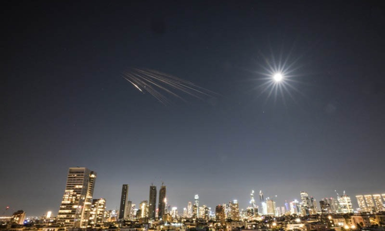 යුද්ධයේ බිහිසුණු අවිය - ඉරාන පොකුරු මිසයිලය  